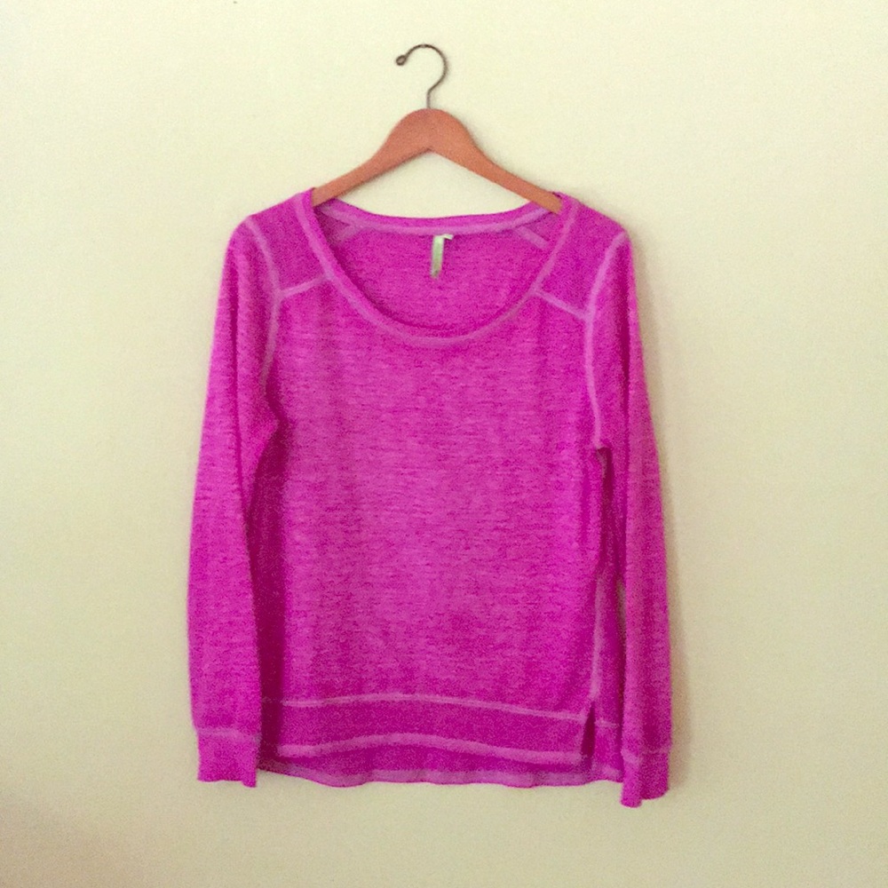 Soft, lightweight distressed sweatshirt 🌺